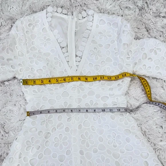 New 🦢 High-End White Embroidered Eyelet V-Neck Dress - Picture 13 of 17